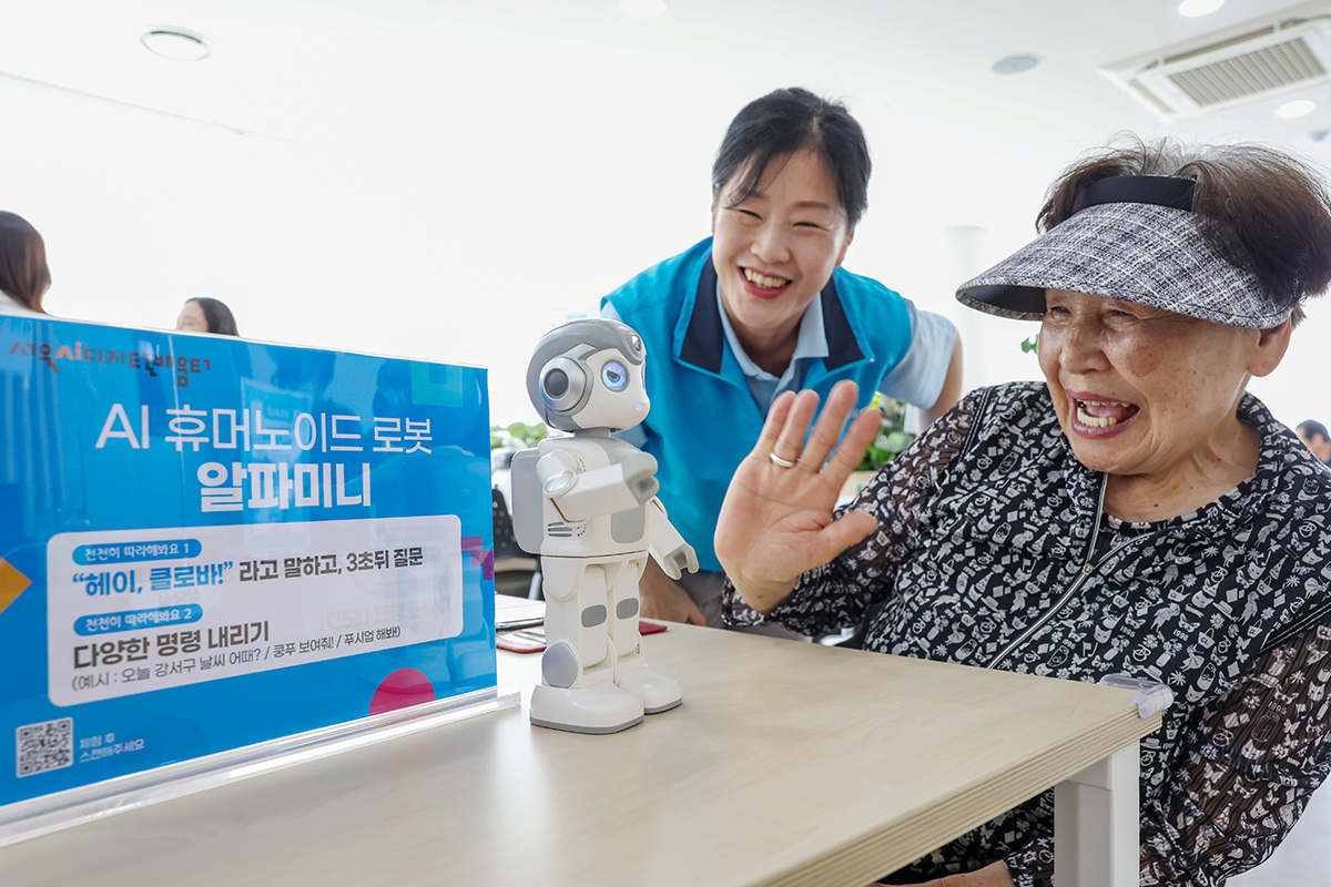 El 28 de mayo, una se&ntilde;ora de la tercera edad sonr&iacute;e mientras interact&uacute;a con Alpha Mini, un robot humanoide asistido por inteligencia artificial (IA), en el Centro de Aprendizaje Digital con IA del Complejo de Bienestar Gomdallae, ubicado en el distrito de Gangseo-gu, en Se&uacute;l.