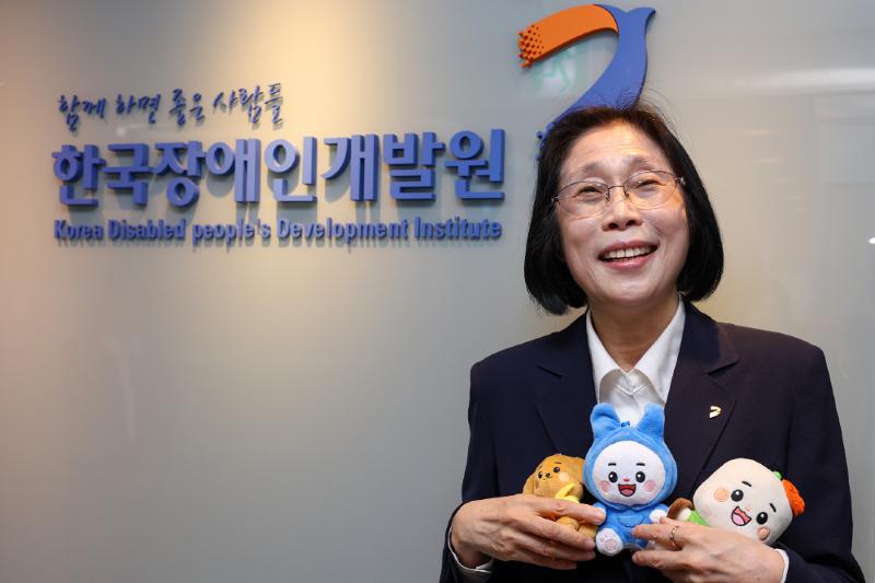 Lee Kyoung Hae, presidenta del Instituto Coreano de Desarrollo para Personas con Discapacidad, posa con la mascota del instituto durante una entrevista celebrada el 29 de abril en el Iroom Center, en Se&uacute;l. Lee augur&oacute; que la promulgaci&oacute;n de la Ley de Garant&iacute;a de Derechos acelerar&aacute; la materializaci&oacute;n de las tareas de Estado del Gobierno en materia de apoyo asistencial a medida para personas con discapacidad.
