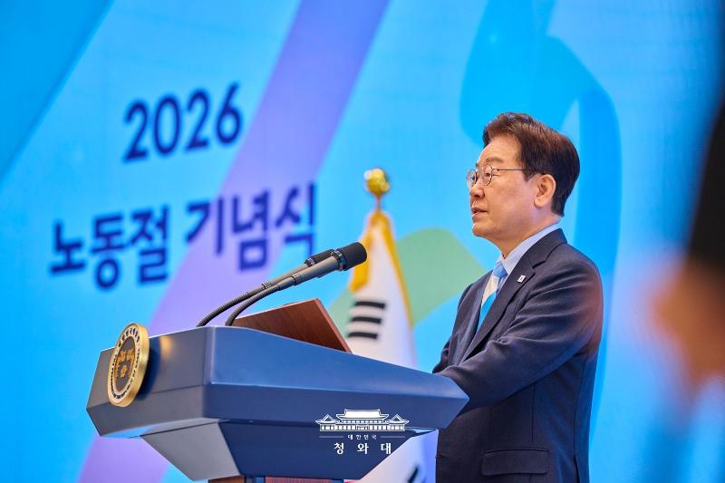 El presidente coreano, Lee Jae Myung, pronuncia un discurso en un evento para conmemorar el D&iacute;a del Trabajo, el 1 de mayo, en la oficina presidencial, Cheong Wa Dae, en Se&uacute;l. | Cheong Wa Dae
