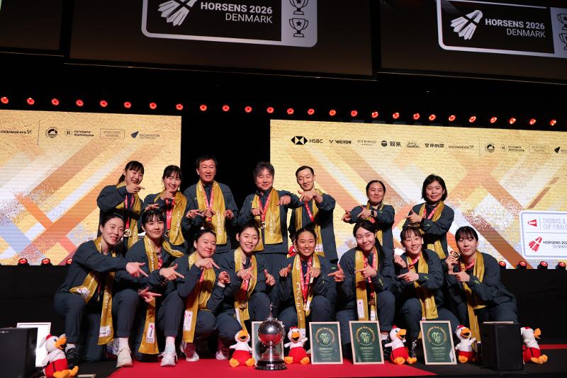El equipo coreano femenino de b&aacute;dminton se toma una foto conmemorativa durante la ceremonia de premiaci&oacute;n del Campeonato Mundial de B&aacute;dminton por Equipos Femenino, celebrada el 3 de mayo (hora coreana) en Horsens, Dinamarca. | Agencia de Noticias Yonhap
