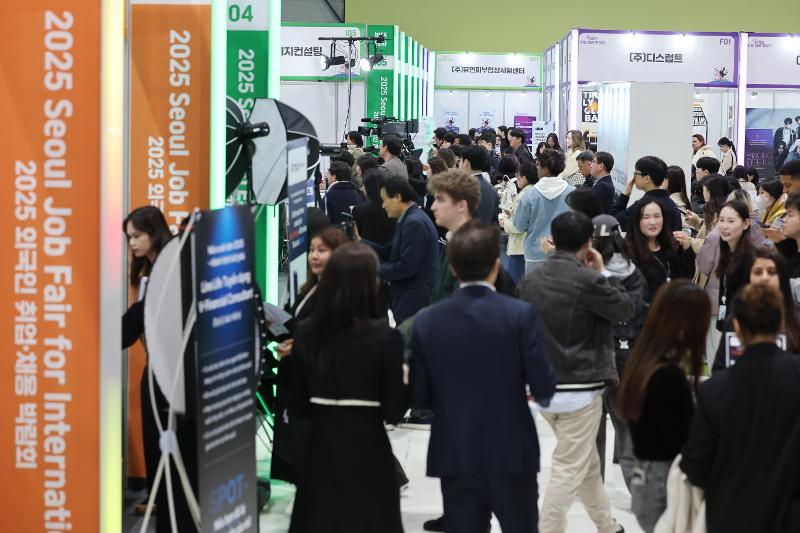  La foto muestra a extranjeros recorriendo la 'Feria de Trabajo y Reclutamiento para Extranjeros 2025', celebrada el 20 de noviembre del 2025, en el Centro de Exhibiciones y Convenciones Comerciales de Se&uacute;l (SETEC), en el distrito de Gangnam-gu, en Se&uacute;l. | Agencia de Noticias Yonhap