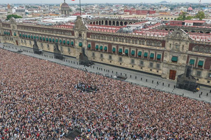 El 6 de mayo (hora local), una multitud se congrega en el Zócalo de la Ciudad de México, para recibir a los integrantes de BTS, durante su visita al Palacio Nacional..