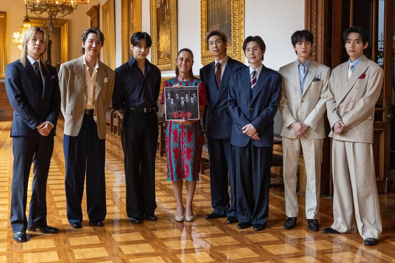 Los miembros de BTS posan para una foto con la presidenta de México, Claudia Sheinbaum Pardo (4ª por la izda.), durante una reunión celebrada, el 6 de mayo (hora local), en el Palacio Nacional, en México. 