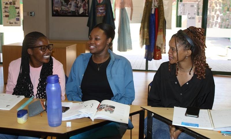 Unas estudiantes de coreano del nivel intermedio en el Instituto Rey Sejong en Gaborone, capital de Botsuana, conversan sobre la ola coreana durante una clase celebrada el 11 de mayo de 2024. | Agencia de Noticias Yonhap