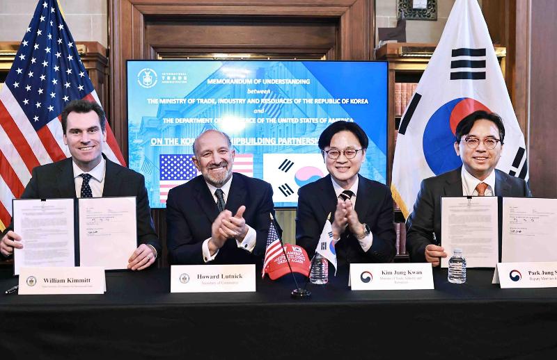 El ministro de Comercio de Corea, Kim Jung-kwan (2.º desde la dcha.), y el secretario de Comercio de Estados Unidos, Howard Lutnick, posan para una fotografía conmemorativa durante la ceremonia de firma del memorando de entendimiento (MOU, por sus siglas en inglés) sobre el establecimiento del Centro de Cooperación para la Construcción Naval Corea-Estados Unidos (KUSPI), celebrada el 18 de mayo (hora local) en el edificio del Departamento de Comercio en Washington, D.C. | Ministerio de Comercio, Industria y Energía de Corea