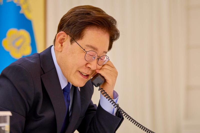 El presidente coreano, Lee Jae Myung, mantiene una conversaci&oacute;n telef&oacute;nica con el presidente de Estados Unidos, Donald Trump, el 17 de mayo, en su oficina Cheong Wa Dae. | Cheong Wa Dae