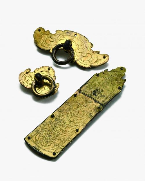 Tres ornamentos de cinturón de bronce dorado de origen Baekje excavados en el túmulo Sudo Senninzuka, en la ciudad de Fuji, prefectura de Shizuoka, Japón. | Gobierno de la ciudad de Fuji