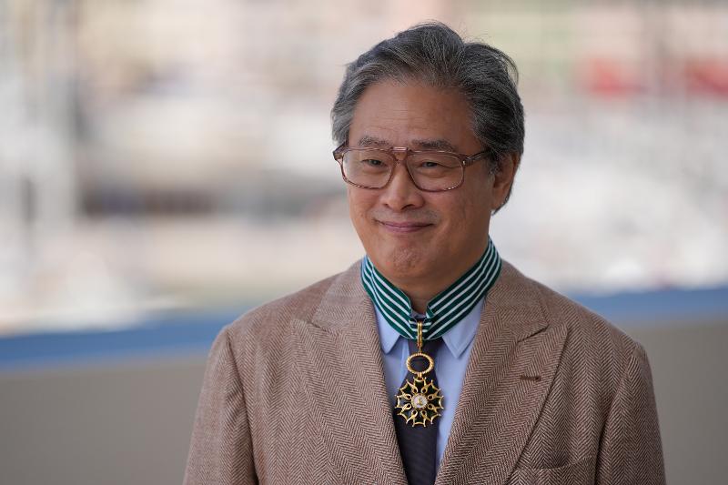 El director coreano Park Chan-wook posa para una foto conmemorativa tras recibir el título de Comendador de la Orden de las Artes y las Letras de Francia, durante una ceremonia celebrada el 17 de mayo (hora local), al margen de la 79ª edición del Festival Internacional de Cine de Cannes. 