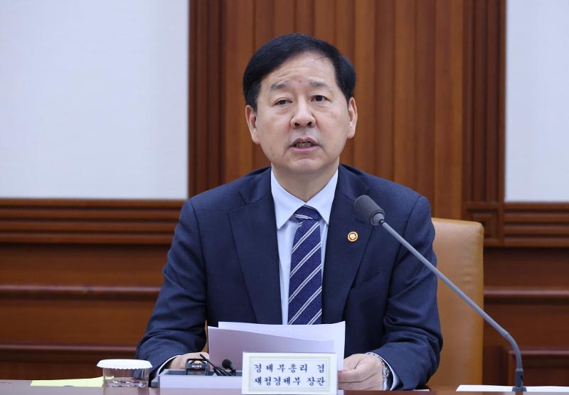 El viceprimer ministro y ministro de Finanzas y Econom&iacute;a, Koo Yun Cheol, habla en una reuni&oacute;n ministerial sobre asuntos econ&oacute;micos internacionales en el complejo gubernamental de Se&uacute;l, en el distrito capitalino de Jongno-gu. | Agencia de Noticias Yonhap