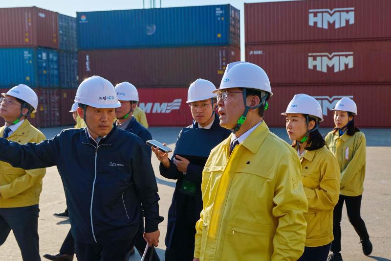 2El presidente Lee Jae Myung visita el 8 de abril un centro logístico en la provincia de Gyeonggi-do para escuchar de primera mano las inquietudes y opiniones del sector del transporte. 