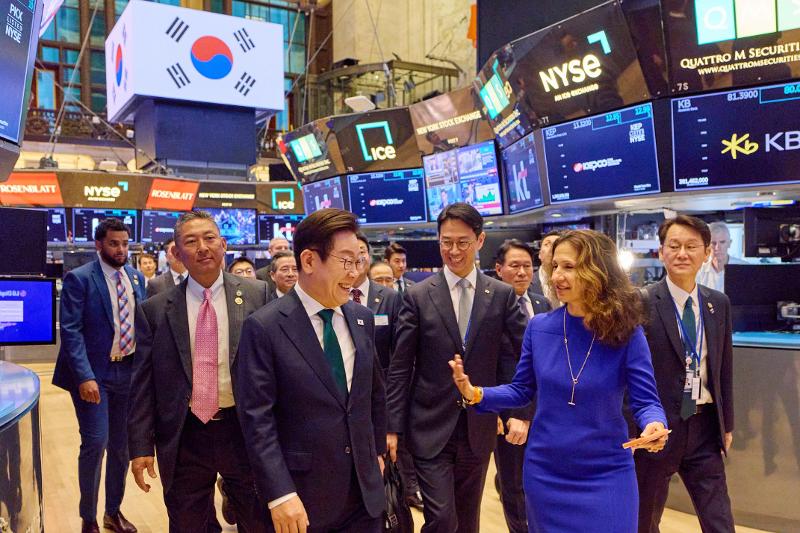 El presidente Lee Jae Myung da a conocer las políticas del mercado de capitales coreano y su firme compromiso con las reformas, durante la cumbre de inversión celebrada en septiembre de 2025, en la Bolsa de Valores de Nueva York, EE. UU.  