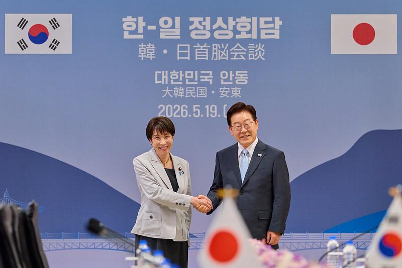 El presidente coreano Lee Jae Myung (derecha) estrecha la mano de la primera ministra japonesa, Sanae Takaichi, durante la cumbre bilateral realizada el 19 de mayo en un hotel de Andong, en la provincia de Gyeongsang-do. | Cheong Wa Dae