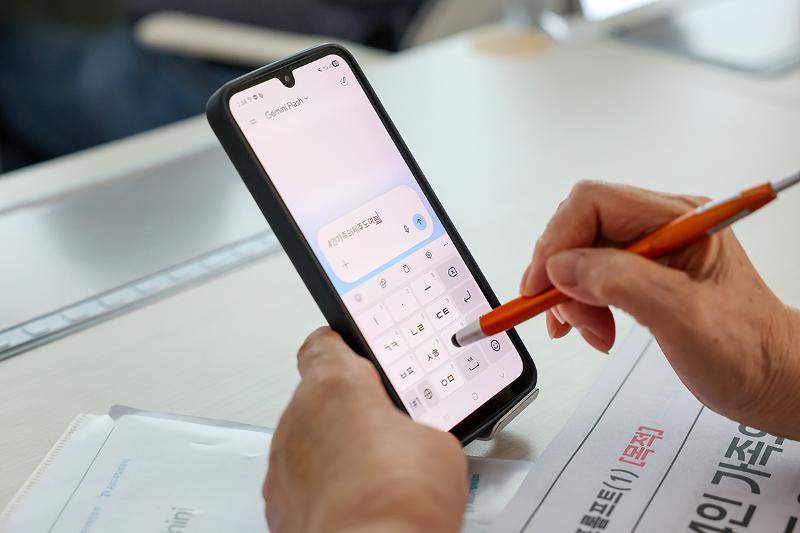 Una se&ntilde;ora de la tercera edad utiliza inteligencia artificial (IA) generativa para planificar un viaje, durante una clase realizada en el Centro de Aprendizaje Digital con IA del Complejo de Bienestar Gomdallae en el distrito de Gangseo-gu, en Se&uacute;l.