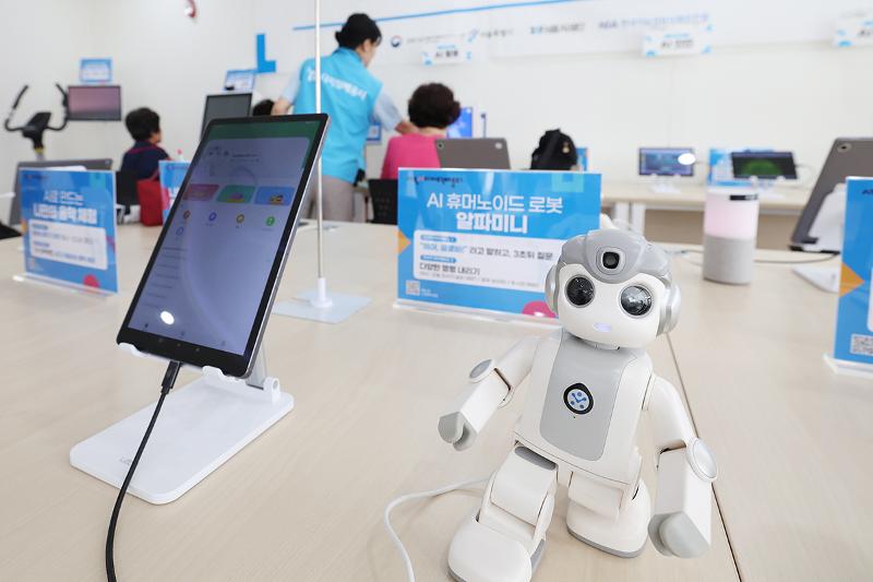 La foto, tomada el 28 de mayo, muestra a Alpha Mini, un robot humanoide asistido por inteligencia artificial (IA), usado para ense&ntilde;arle a los adultos de la tercera edad a interactuar con la IA. 