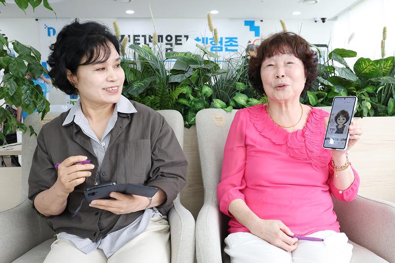 El 28 de mayo dos se&ntilde;oras de la tercera edad comparten sus experiencias sobre el uso de la inteligencia artificial (IA) generativa, en el Centro de Aprendizaje Digital con IA del Complejo de Bienestar Gomdallae, en el distrito de Gangseo-gu, en Se&uacute;l. 