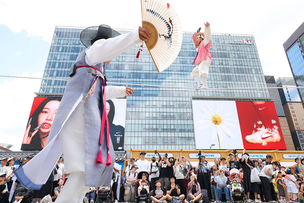 Una actuación de jultagi (andadura en la cuerda floja) anima el Gran Festival Arirang celebrado el 5 de junio, Día de la Gugak (música tradicional coreana), en la plaza Gwanghwamun y sus alrededores, en el distrito de Jongno-gu, en Seúl.