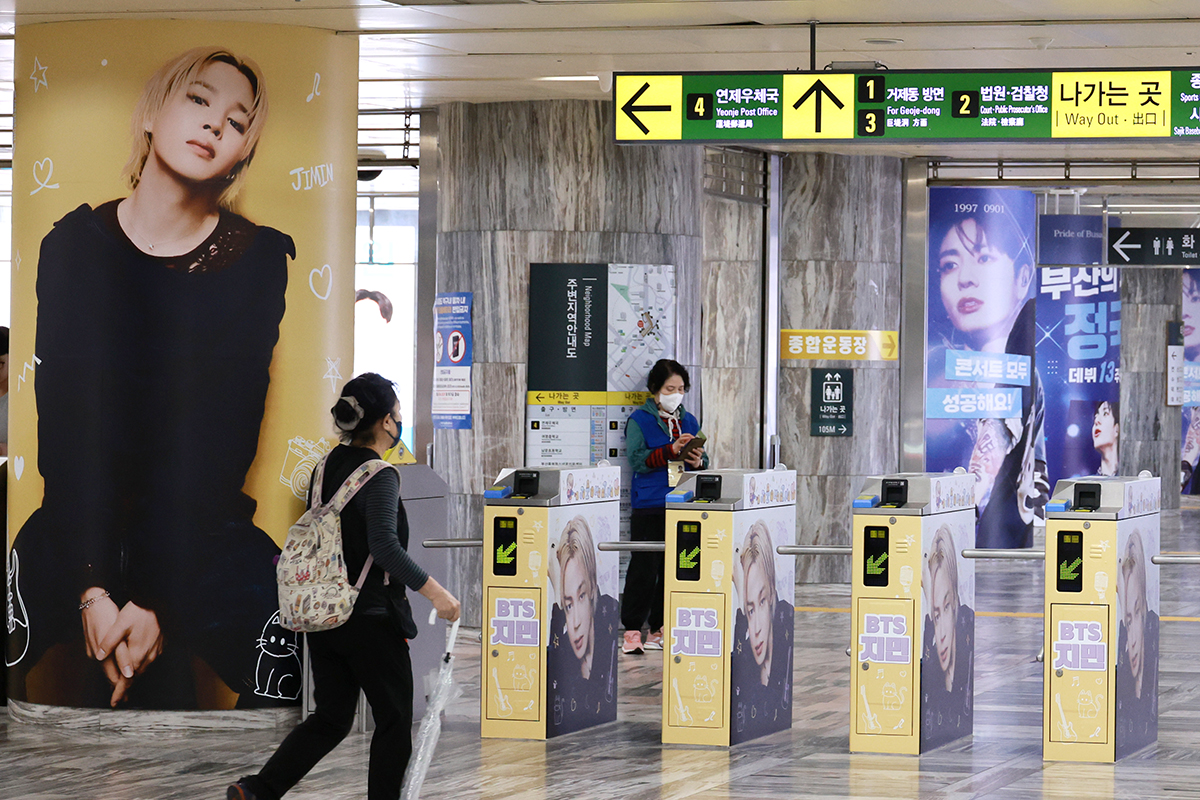 La estaci&oacute;n Sports Complex de la l&iacute;nea 3 del metro de Busan, puerta de acceso al Estadio Principal de Asiad en el distrito de Yeonje-gu, aparece decorada el 8 de junio con im&aacute;genes de los miembros de BTS Jimin y Jungkook, d&iacute;as antes de los conciertos del grupo en la segunda ciudad del pa&iacute;s.
