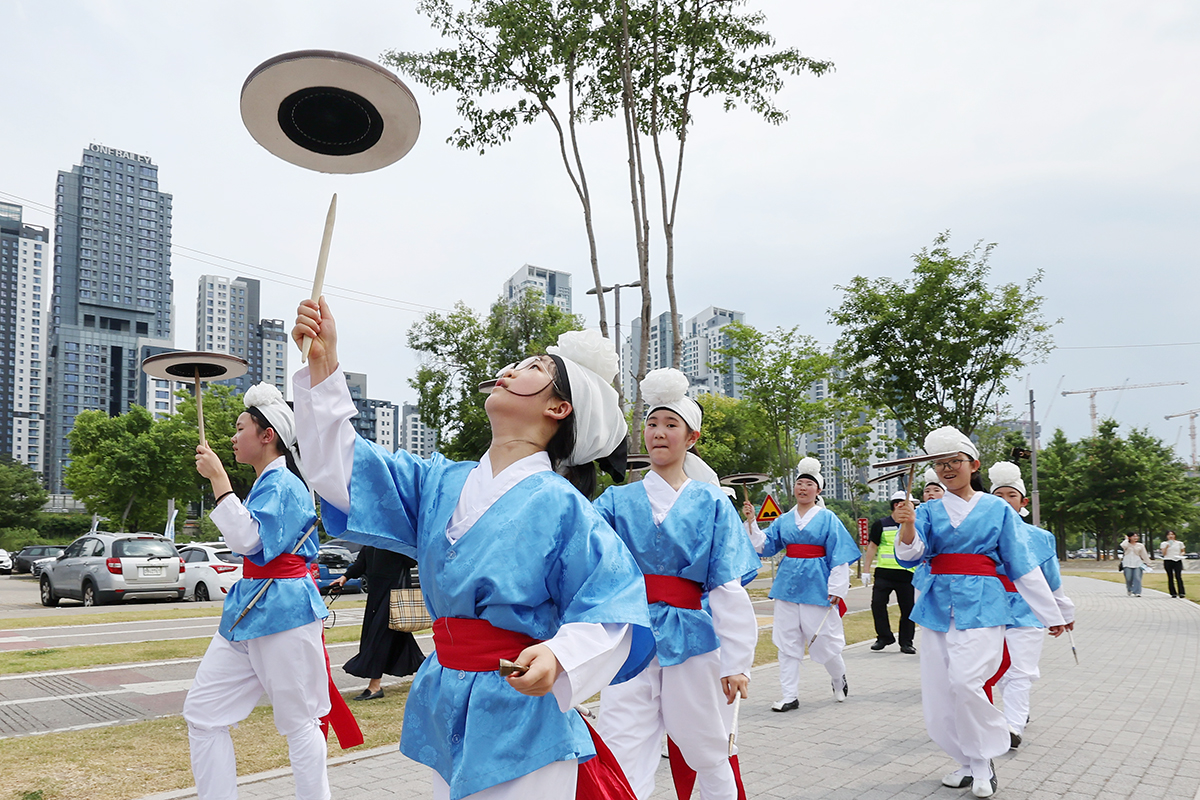 La compa&ntilde;&iacute;a de artes esc&eacute;nicas tradicionales de la Escuela Primaria Eonnam de Se&uacute;l realiza un desfile durante el Festival de M&uacute;sica Tradicional de Se&uacute;l, el 19 de junio, en el Parque del R&iacute;o Hangang de Banpo, en el distrito de Seocho-gu, en Se&uacute;l.