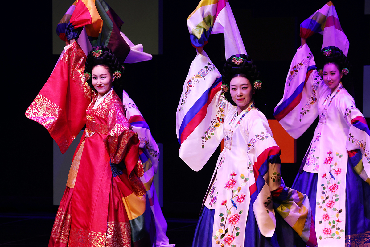 La Compa&ntilde;&iacute;a de Danza de Gyeonggi-do interpreta una danza tradicional coreana 