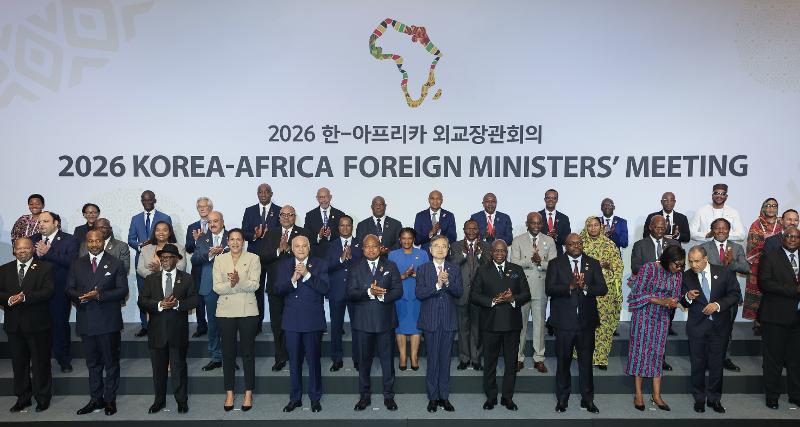 El ministros de Asuntos Exteriores coreano Cho Hyun (séptimo desde la izquierda en la primera fila), y su homólogo de Ghana, Samuel Okudzeto Ablakwa (sexto desde la izquierda en la primera fila), se toman una foto oficial junto a los cancilleres y delegados de las naciones africanas durante la ´´Reunión de Ministros de Asuntos Exteriores Corea-África', celebrada el 1 de junio en el Lotte Hotel Seoul, en el distrito de Jung-gu, en el centro de la ciudad. 