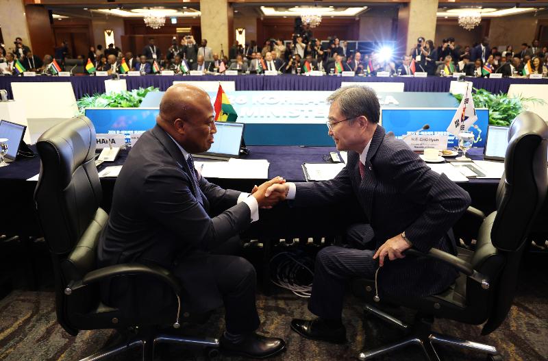 El ministro de Asuntos Exteriores coreano Cho Hyun (dcha.) saluda a su homólogo de Ghana, Samuel Okudzeto Ablakwa, antes de iniciar la 'Reunión de Ministros de Asuntos Exteriores Corea-África, celebrada el 1 de junio, en el Lotte Hotel Seoul, en el distrito de Jung-gu, en el centro de la ciudad.