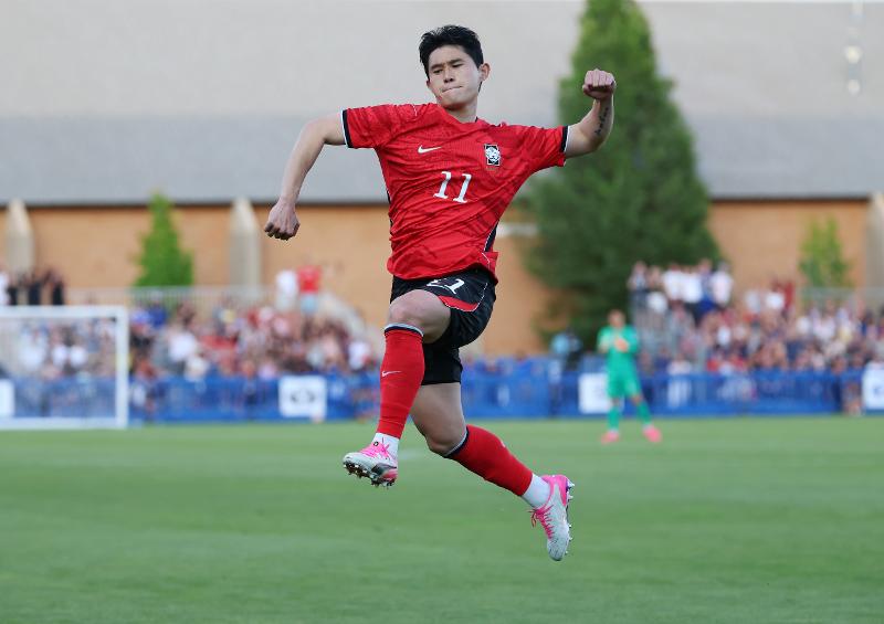 El futbolista coreano Lee Dong-gyeong celebra tras anotar un gol contra El Salvador durante un partido amistoso entre los dos pa&iacute;ses, el 3 de junio (hora local), en el BYU South Field de Provo, Utah, Estados Unidos. | Agencia de Noticias Yonhap