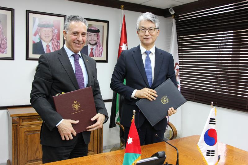 El embajador de Corea en Jordania, Kim Pil-woo (derecha), posa junto al ministro de Industria, Comercio y Suministros del Reino Hachemita de Jordania, Yarub Qudah, tras la firma del Acuerdo de cooperaci&oacute;n econ&oacute;mica y comercial entre el Gobierno de la Rep&uacute;blica de Corea y el Gobierno del Reino Hachemita de Jordania, el 30 de marzo (hora local) en Am&aacute;n. | Ministerio de Asuntos Exteriores de Corea