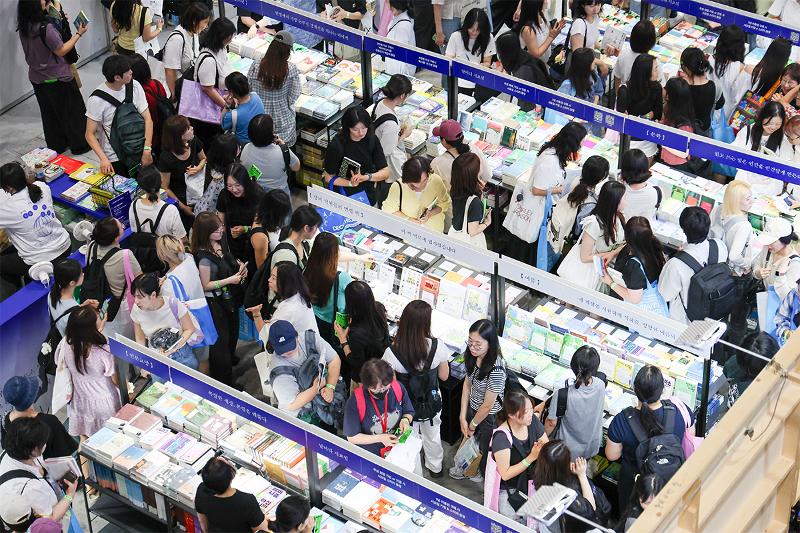 Los visitantes llenan la sala de exhibición donde se está llevando a cabo la Feria Internacional del Libro de Seúl 2026, el 24 de junio, en el Centro de Convenciones y Exhibiciones (COEX, según sus siglas en inglés), en el distrito de Gangnam-gu, en Seúl.