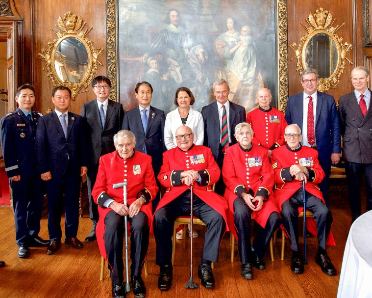 El ministro de Asuntos de Patriotas y Veteranos, Kwon Oh-eul (4&ordf; desde la izda. en la fila trasera), posa el 15 de junio junto a veteranos brit&aacute;nicos de la Guerra de Corea, entre ellos Colin Thackery (2&ordf; desde por la izda. en la fila delantera), en el Royal Hospital Chelsea de Londres. | Ministerio de Asuntos de Patriotas y Veteranos