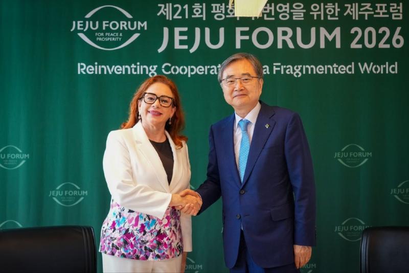 El ministro de Asuntos Exteriores de Corea, Cho Hyun (derecha), posa el 25 de junio con María Fernanda Espinosa, expresidenta de la Asamblea General de las Naciones Unidas, que visitó Corea para asistir al Foro de Jeju para la Paz y la Prosperidad, en el Haevichi Hotel & Resort de Seogwipo, isla de Jeju. | Ministerio de Asuntos Exteriores