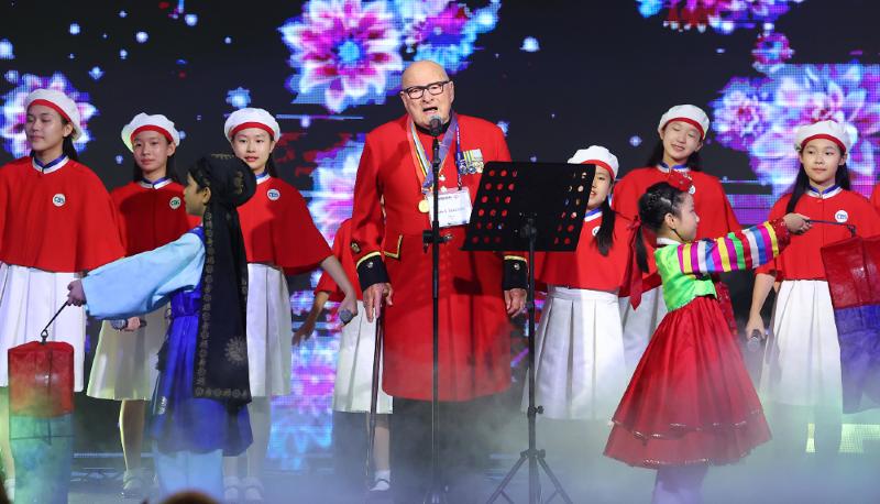 Colin Thackery (centro) canta 'Arirang' el 26 de julio de 2023 en una cena en honor a los pa&iacute;ses que participaron en la Guerra de Corea y a sus veteranos, en el hotel Signiel Busan de Busan. | Agencia de Noticias Yonhap