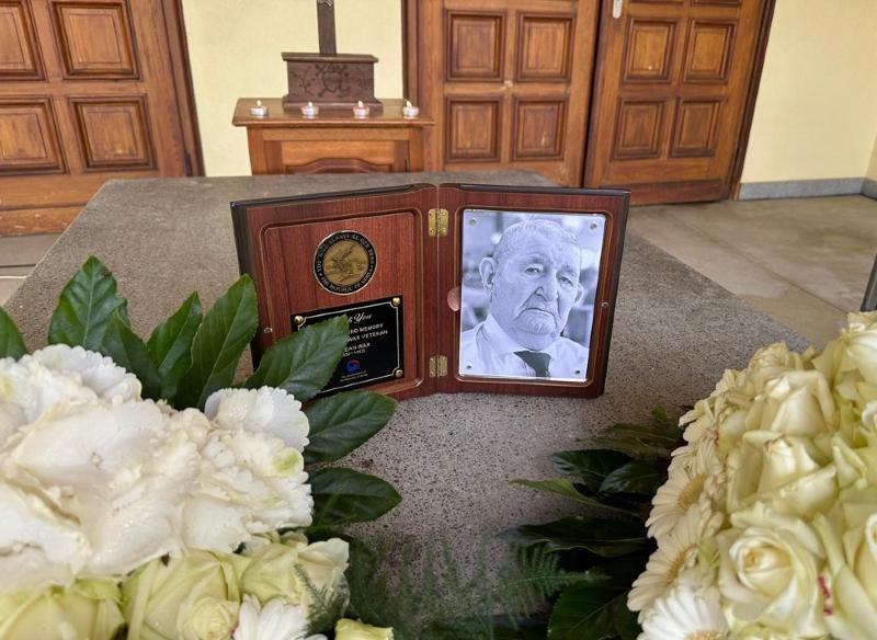 Gilbert Hauffels, veterano de la Guerra de Corea de Luxemburgo, falleci&oacute; el 24 de abril de 2023 a los 90 a&ntilde;os. En la imagen, una placa conmemorativa con su fotograf&iacute;a entregada por el Ministerio de Asuntos de Patriotas y Veteranos en su funeral, el 8 de mayo de 2023, en la localidad de Remich, Luxemburgo. | Agencia de Noticias Yonhap