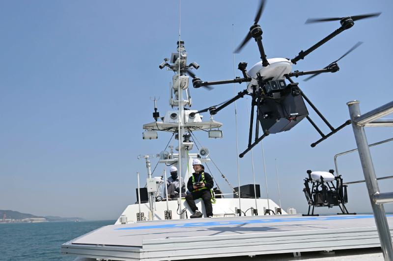 Un dron de reconocimiento y vigilancia de despegue y aterrizaje vertical despega durante el Ejercicio de Verificaci&oacute;n para el Uso Operativo de Sistemas No Tripulados Comerciales en Tiempo de Guerra y de Paz realizado por la Armada en aguas pr&oacute;ximas al puerto de Ilsan, en el distrito de Dong-gu, en Ulsan, el 12 de mayo del a&ntilde;o pasado. | Armada de Corea