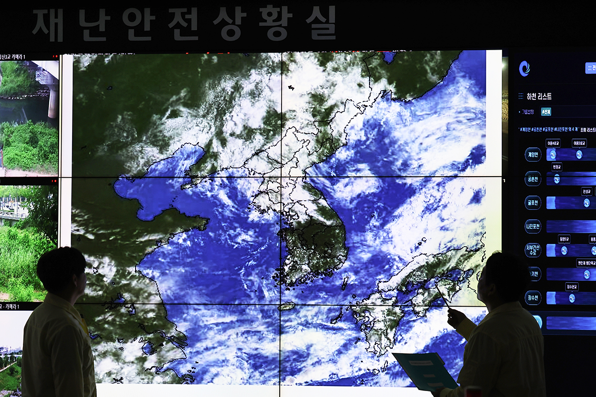El personal de guardia de la Sala de Situación de Seguridad y Desastres de la Alcaldía de Incheon, monitorea las imágenes del satélite meteorológico en la sede del ayuntamiento, el 2 de julio, en medio del inicio de la temporada de lluvias.