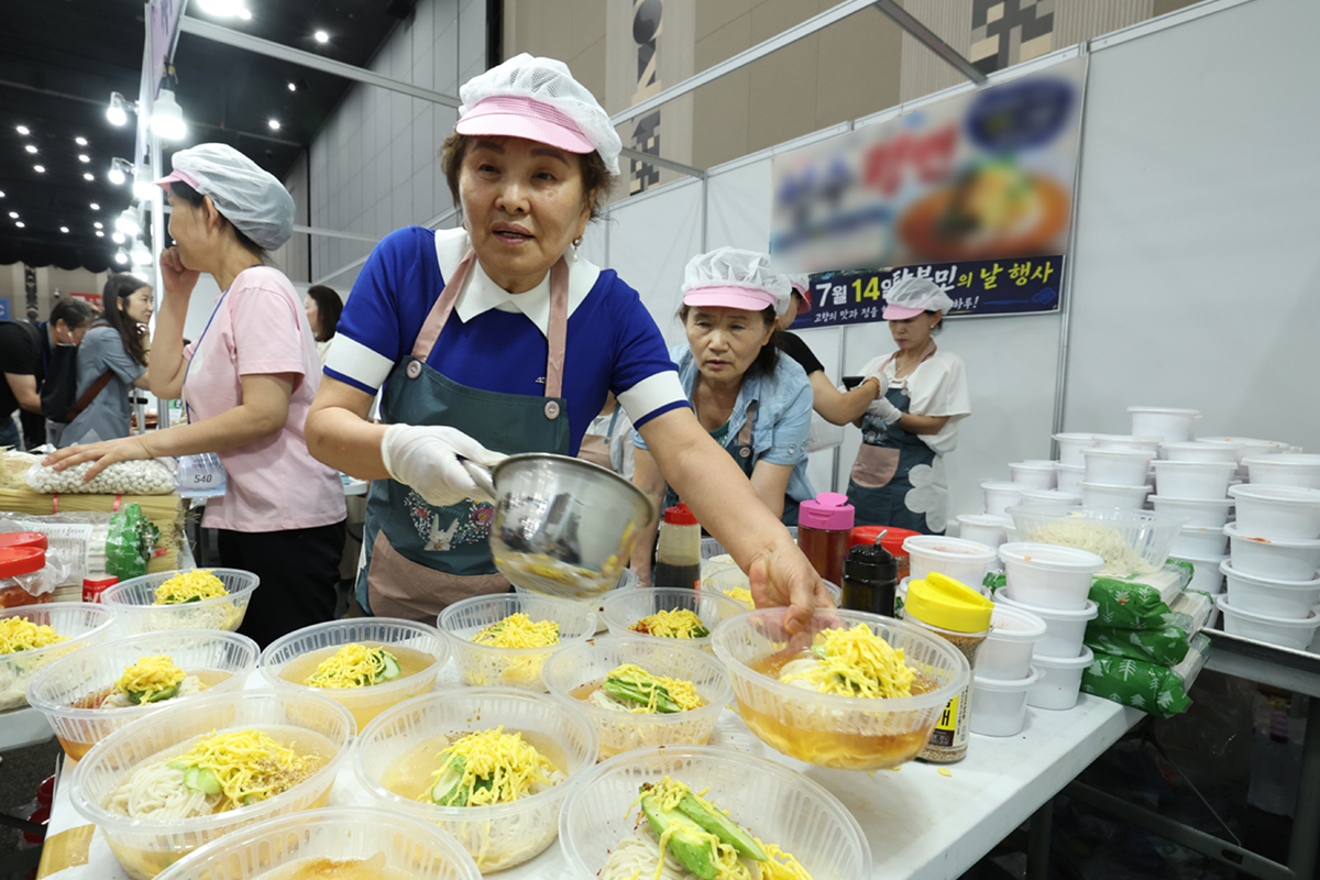 Con motivo del Día de los Desertores Norcoreanos, un grupo de ciudadanos procedentes del Norte pprepara naengmyeon (fideos fríos) al estilo norcoreano, el 14 de julio en el centro de convenciones KINTEX en Ilsan, en la provincia de Gyeonggi-do.