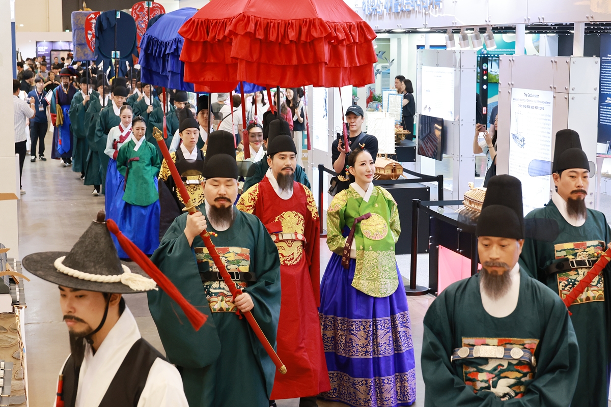 Con motivo de la 48&ordf; reuni&oacute;n del Comit&eacute; del Patrimonio Mundial de la Unesco, el Centro de Exposiciones y Convenciones de Busan (BEXCO, por sus siglas en ingl&eacute;s) acogi&oacute; el 20 de julio, en su Sala de Exposiciones 1, en el Pabell&oacute;n de la Rep&uacute;blica de Corea, la recreaci&oacute;n de la procesi&oacute;n real de la dinast&iacute;a Joseon (1392-1910), encabezada por el rey y la reina, com&uacute;nmente conocida como 