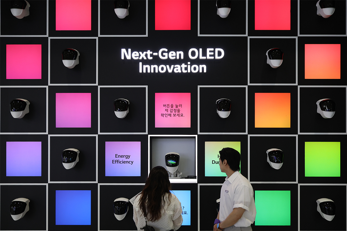 Unos visitantes observan una pantalla humanoide en la sala de exposiciones de la 'K-Display 2026: Korea&rsquo;s Largest Display Industry Exhibition', celebrada el 22 de julio, en el centro de convenciones COEX, ubicado en el distrito de Gangnam-gu, en Se&uacute;l.