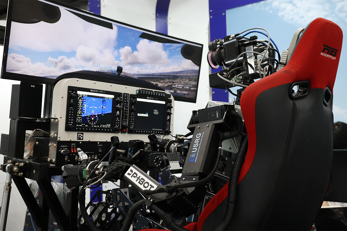 Un piloto robótico realiza una demostración de vuelo, durante la Feria de Ciencia y Tecnología de Defensa, organizada por la Administración del Programa de Adquisiciones de Defensa (DAPA, por sus siglas en inglés), el 30 de julio, en el centro de exposiciones aT Center, en el distrito de Yangjae-gu, en Seúl.