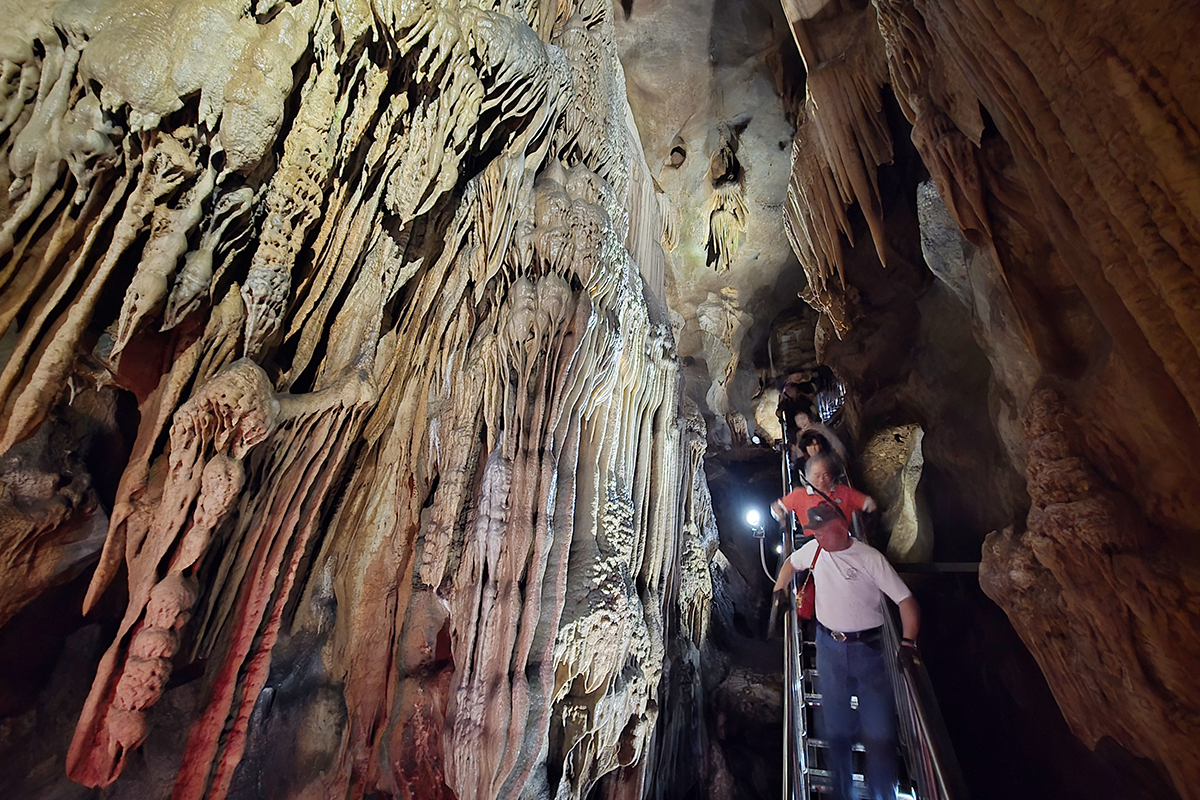 El 31 de julio, en plena ola de calor y tras diez d&iacute;as consecutivos de alerta, un grupo de personas se refugia en la cueva Gosu, en el condado de Danyang, en la provincia de Chungcheong del Norte, para huir de las altas temperaturas.