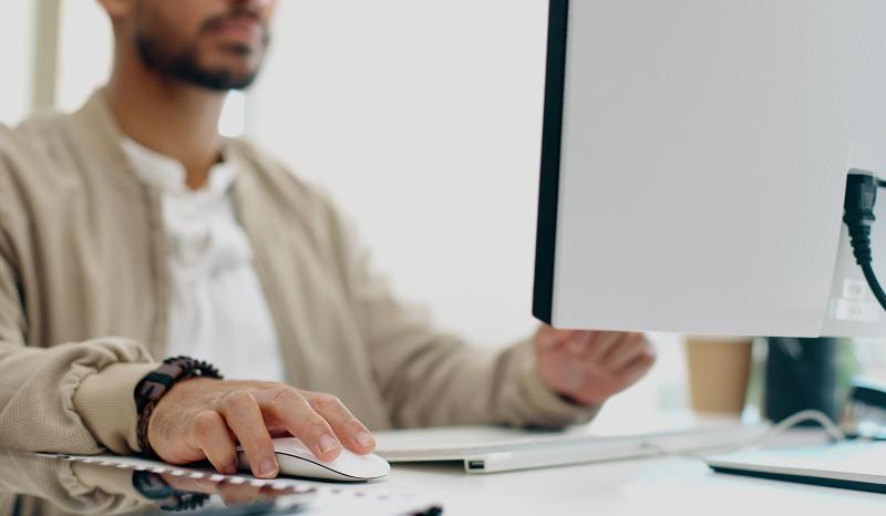 La foto muestra a un extranjero observando su monitor. El Ministerio de Comercio, Industria y Recursos anunció el 3 de julio que el monto acumulado de las declaraciones de Inversión Extranjera Directa (IED) durante el primer semestre de este año alcanzó los 14,280 millones de dólares, lo que representa un incremento del 9.1 por ciento en comparación con el mismo período del año anterior. | iClick Art (La reproducción o redistribución no autorizada de esta imagen está prohibida de acuerdo con las leyes de derechos de autor)