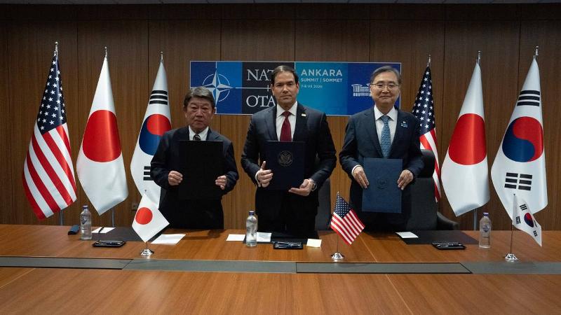 El ministro de Asuntos Exteriores de Corea, Cho Hyun (dcha.), el secretario de Estado estadounidense, Marco Rubio (centro), y el canciller japon&eacute;s, Toshimitsu Motegi, se toman una foto durante la cumbre trilateral celebrada el 7 de julio (hora local) al margen de la cumbre de la Organizaci&oacute;n del Tratado del Atl&aacute;ntico Norte (OTAN), en Ankara, Turqu&iacute;a. Ese d&iacute;a, los representantes de las tres partes firmaron un memorando de cooperaci&oacute;n tripartida con el objetivo de acelerar la adopci&oacute;n de peque&ntilde;os reactores modulares (SMR, por sus siglas en ingl&eacute;s). | Ministerio de Asuntos Exteriores de Corea
