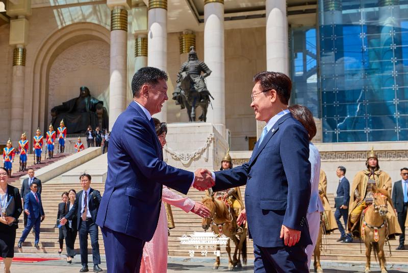El presidente Lee Jae Myung (derecha) y su hom&oacute;logo de Mongolia, Ukhnaagiin Khurelsukh, se estrechan la mano durante la ceremonia oficial de bienvenida para el mandatario coreano, el 9 de julio, en la plaza Sukhbaatar de Ul&aacute;n Bator, la capital de Mongolia