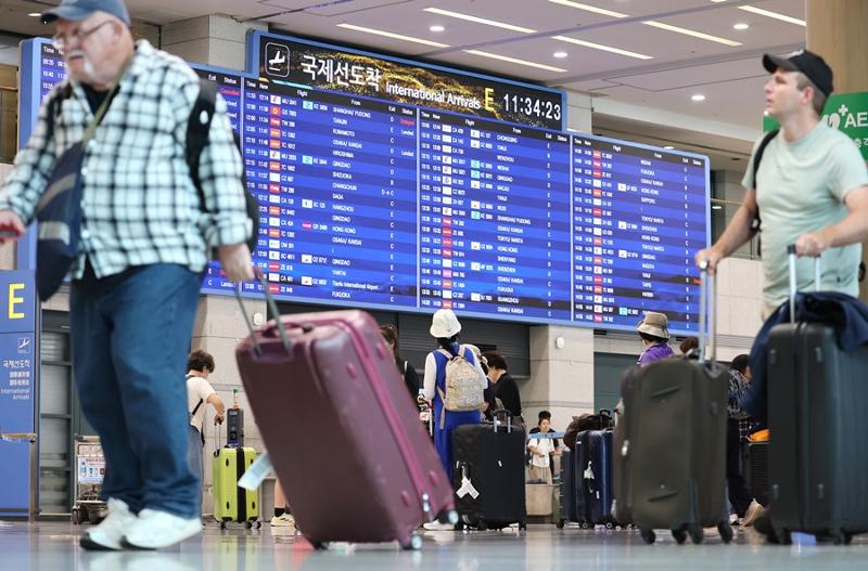 Pasajeros nacionales y extranjeros transitan por la Terminal 1 del Aeropuerto Internacional de Incheon el 8 de julio. | Agencia de Noticias Yonhap