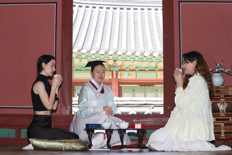 Unas extranjeras toman té, durante un programa tradicional celebrado el 12 de mayo de 2025, en la yakbang (sala de farmacia) del palacio Changdeokgung, ubicado en el distrito de Jongno-gu, en Seúl. | Agencia de Noticias Yonhap 
