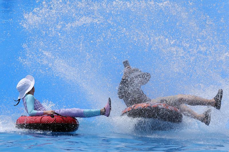 En medio de una ola de calor sofocante, unos visitantes se refrescan tirándose en trineos acuáticos por un tobogán del Parque Ecológico Samnak, en Sasang-gu, Busan, el 21 de julio.