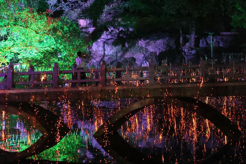 La foto muestra una escena del popular juego de fuegos artificiales Haman Nakhwa Nori, que se llev&oacute; a cabo el 27 de julio en el Pabell&oacute;n Mujinjeong, en el condado de Haman-gun, en la provincia de Gyeongsangnam-do, como parte del programa de visita a los t&uacute;mulos de Gaya, en el marco de la 48&ordf; sesi&oacute;n del Comit&eacute; del Patrimonio Mundial de la Unesco.