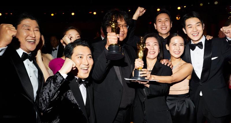 El director y el elenco de la aclamada película 'Parásitos' posan para una foto, tras recibir sus respectivos premios en la ceremonia de los Premios Óscar, celebrada el 9 de febrero de 2020, en el Teatro Dolby de Los Ángeles, EE. UU. | Academia de Artes y Ciencias Cinematográficas