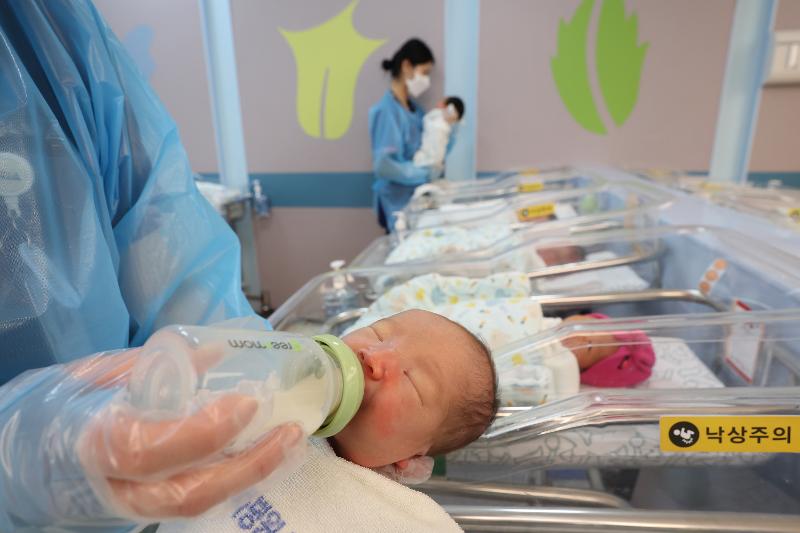 Una enfermera alimenta con biber&oacute;n a un reci&eacute;n nacido, el 22 de abril, en la sala de neonatolog&iacute;a del Hospital CHA de Ilsan, en la ciudad de Goyang, provincia de Gyeonggi-do.| Agencia de Noticias Yonhap