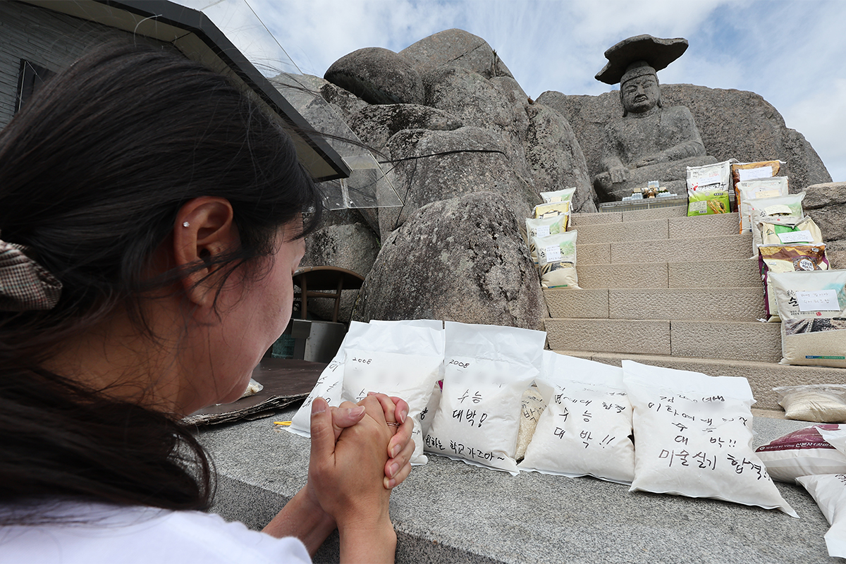A 100 d&iacute;as de la presentaci&oacute;n del examen estatal para el ingreso a la universidad, conocido como suneung, una madre reza el 11 de agosto en el monte Palgong, ubicado en Gyeongsan, en la provincia de nombre hom&oacute;nimo. 