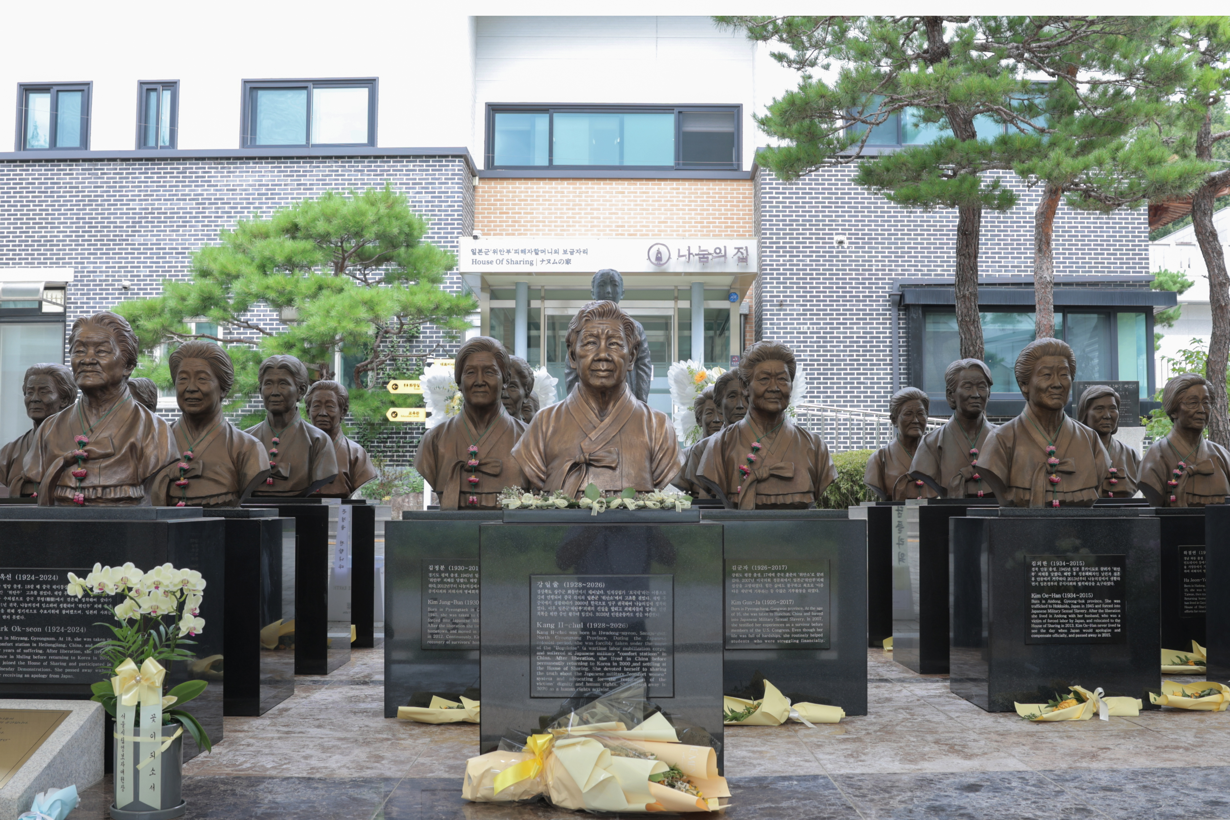 Para honrar la memoria de las víctimas coreanas de la esclavitud sexual por parte del Ejército japonés, se colocaron flores, el 14 de agosto, frente a las estatuas de las 
